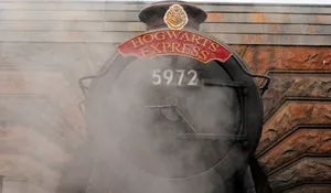 Hogwarts Express Steaming Through The Countryside Wallpaper