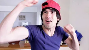 Holasoygerman Wearing Cap Backwards Wallpaper
