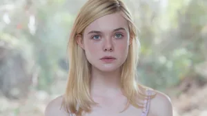 Hollywood Actress Elle Fanning Wallpaper