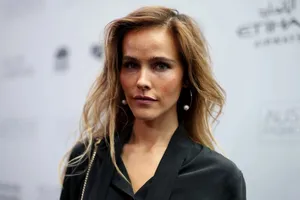 Hollywood Actress Isabel Lucas Radiating Glamour Wallpaper