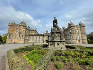 Holyrood Palaceand Fountain Edinburgh Wallpaper