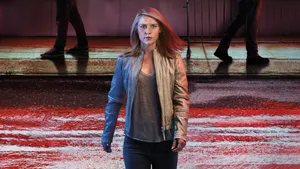 Homeland Agent Carrie Mathison In Gray Jacket Wallpaper