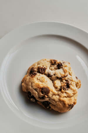 Homemade Chocolate Chip Cookieon Plate Wallpaper