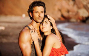 Hrithik Roshan Embracing Katrina Kaif Wallpaper