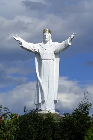 Huge Statue Of Christ Wallpaper