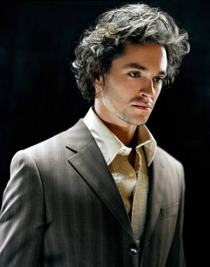 Hugh Dancy Fancy Suit Wallpaper