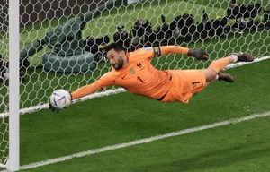 Hugo Lloris Dive Wallpaper