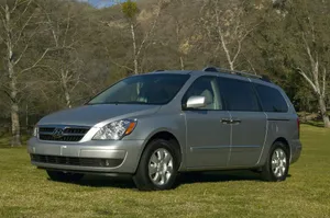 Hyundai Entourage Minivan Parked Outdoors Wallpaper