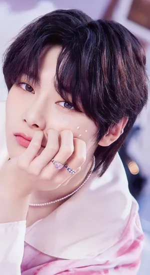 I N Stray Kids Close Up Wallpaper