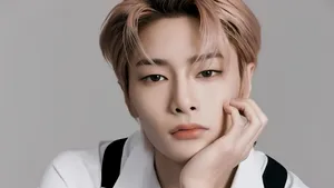 I N Stray Kids Close Up Wallpaper