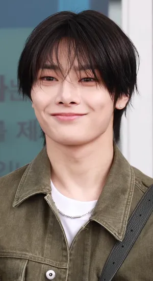 I N Stray Kids Smiling Portrait Wallpaper