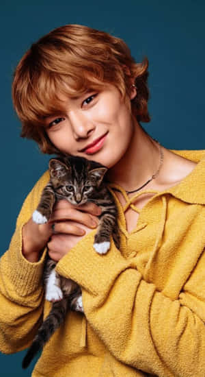 I N Stray Kids With Kitten Wallpaper