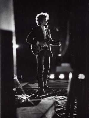 Iconic Bob Dylan During His World Tour 1966 Wallpaper