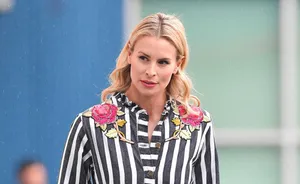 Iconic Fashion Model, Niki Taylor, Posing Elegantly In A Chic Outfit. Wallpaper