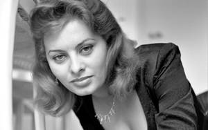 Iconic Sophia Loren - The Embodiment Of Enduring Grace And Elegance Wallpaper