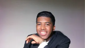 Iconic Soul Singer Portrait Wallpaper