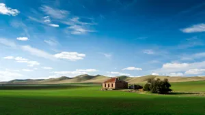 Idyllic Modern Farmhousein Rolling Hills Wallpaper
