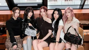 Illit Fashion Group Wallpaper