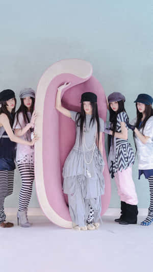 Illit Fashion Group Style Wallpaper