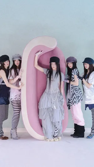 Illit Fashion Group Style Wallpaper