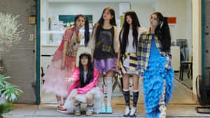 Illit Fashion Group Style Wallpaper