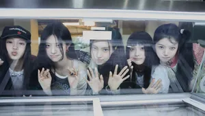 Illit Group Behind Glass Wallpaper