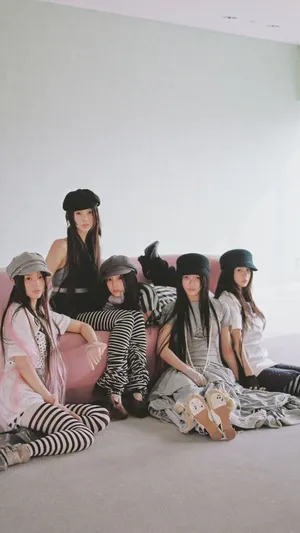 Illit Group Fashion Style Wallpaper