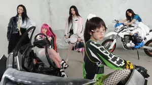 Illit Group Style Wallpaper