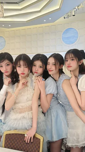 Illit Group Style Wallpaper