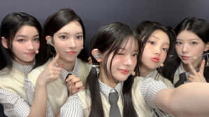 Illit Kpop Girl Group Selfie Wallpaper