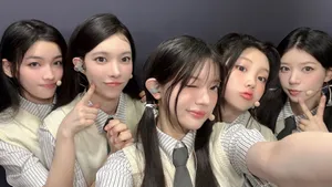 Illit Kpop Girl Group Selfie Wallpaper