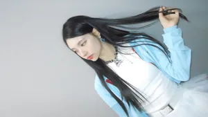 Illit Style Inspiration Wallpaper