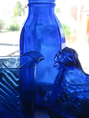 Illuminate The Living Room With A Luxurious Cobalt Blue Wallpaper. Wallpaper