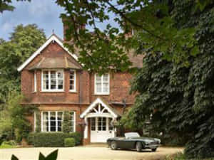 Impressive Modern House With A Spacious Garden Wallpaper