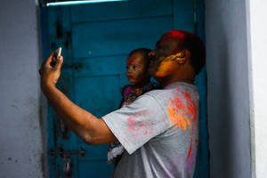 India Holi Father Daughter Wallpaper