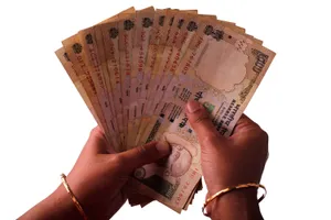 Indian Currency Holding 500 Bills Wallpaper