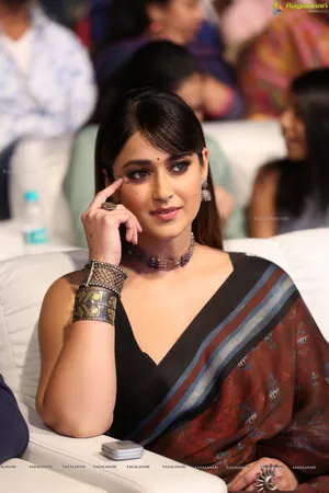 Indian Film Actress Ileana D'cruz In Elegant Attire Wallpaper