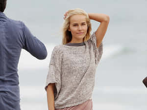 Isabel Lucas Shimmering In Natural Sunlight Wallpaper