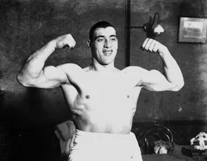 Italian Boxer Primo Carnera Flexing For People Disc Wallpaper