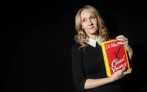 J.k. Rowling Smiling During An Event Wallpaper