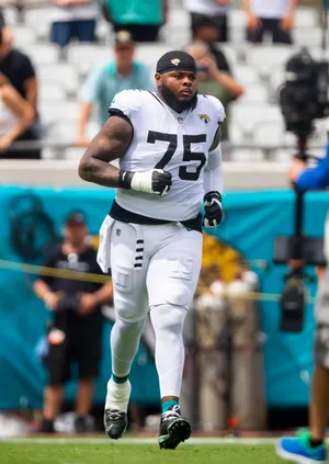 Jacksonville Jaguars Offensive Tackle Jawaan Taylor In Action Wallpaper