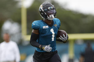 Jacksonville Jaguars Travis Etienne In Field Wallpaper