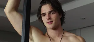 Jacob Elordi Looking Handsome And Suave Wallpaper