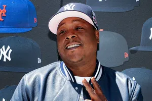 Jadakiss Smilingwith Peace Sign Wallpaper