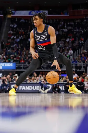 Jaden Ivey Detroit Pistons Game Action Wallpaper