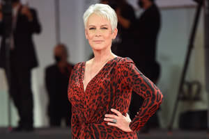 Jamie Lee Curtis In Red Print Wallpaper