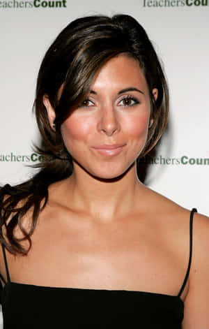 Jamie Lynn Sigler Smiling Elegantly Wallpaper