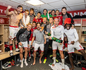 Jannik Vestergaard In The Locker Room Wallpaper