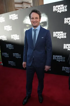Jason Clarke Dawnofthe Planetofthe Apes Premiere Wallpaper