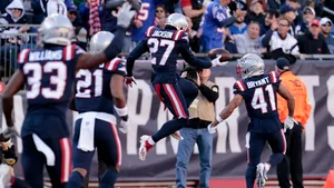 Jc Jackson Celebrates With Teammates Against New York Jets Wallpaper